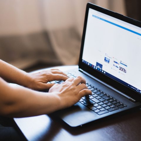 Persona al pc canva