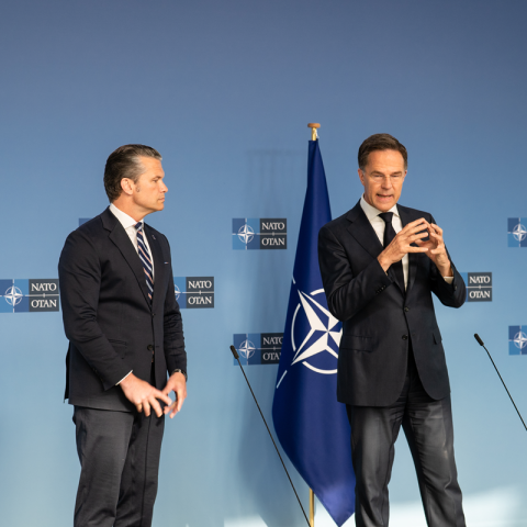 Da sinistra. Hegseth e il segretario generale della Nato Mark Rutte