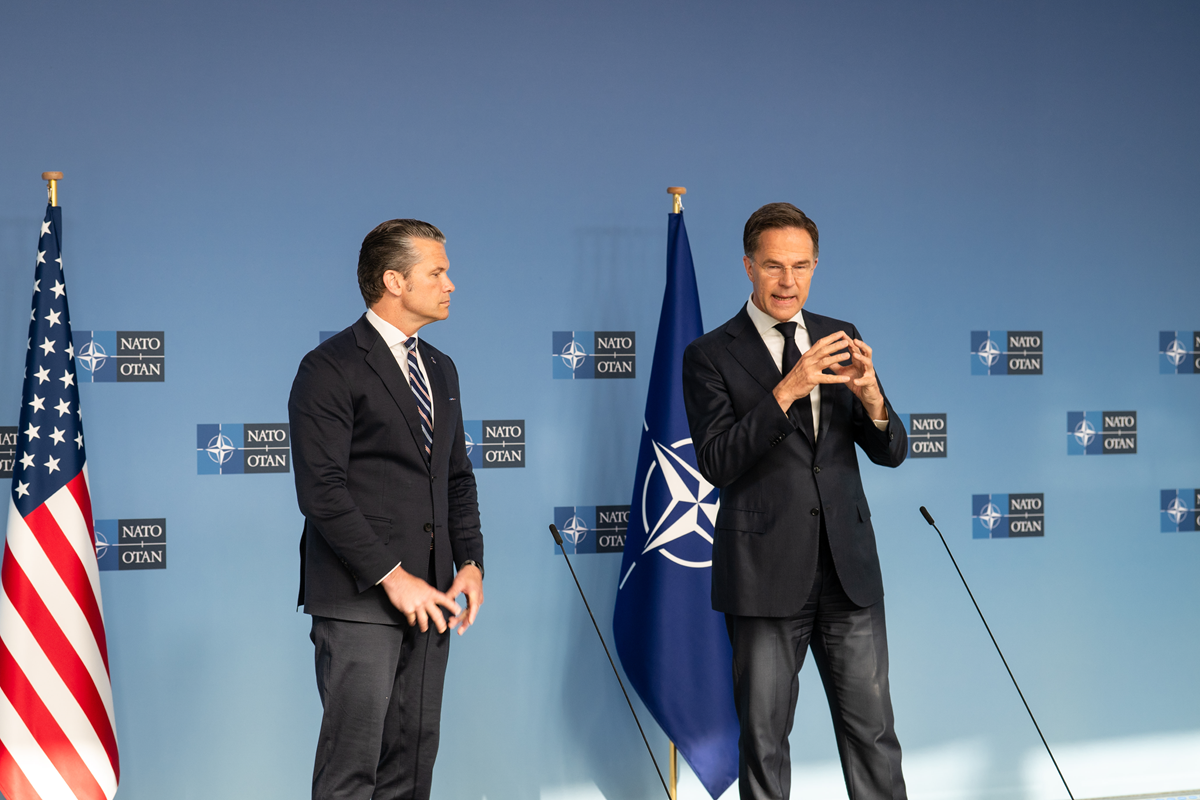Da sinistra. Hegseth e il segretario generale della Nato Mark Rutte