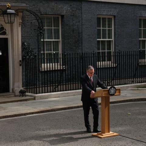 Keir Starmer parla davanti al numero 10 di Downing Street dopo l’annuncio delle dimissioni da primo ministro britannico