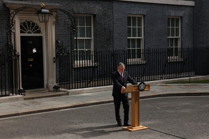 Keir Starmer parla davanti al numero 10 di Downing Street dopo l’annuncio delle dimissioni da primo ministro britannico