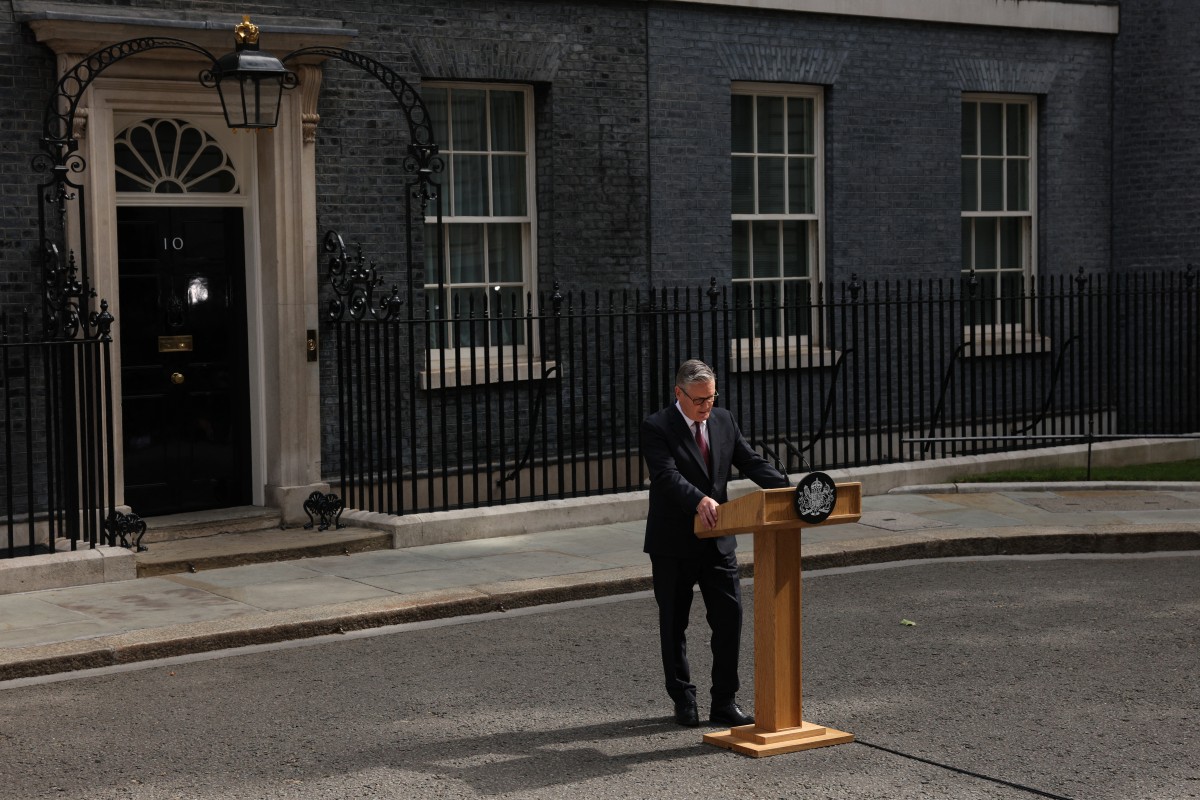 Keir Starmer parla davanti al numero 10 di Downing Street dopo l’annuncio delle dimissioni da primo ministro britannico