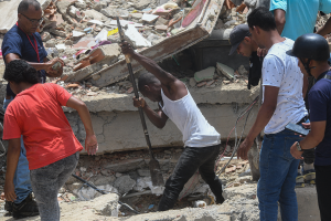 Soccorritori in Venezuela dopo il terremoto