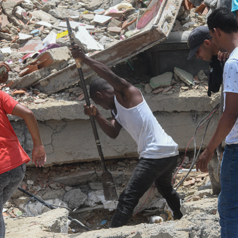 Soccorritori in Venezuela dopo il terremoto