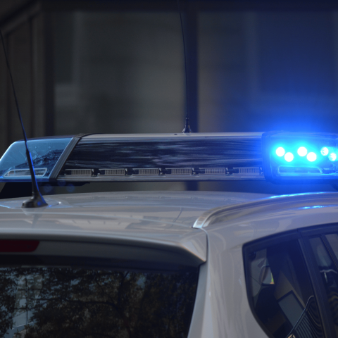 Auto della polizia con lampeggiante blu acceso