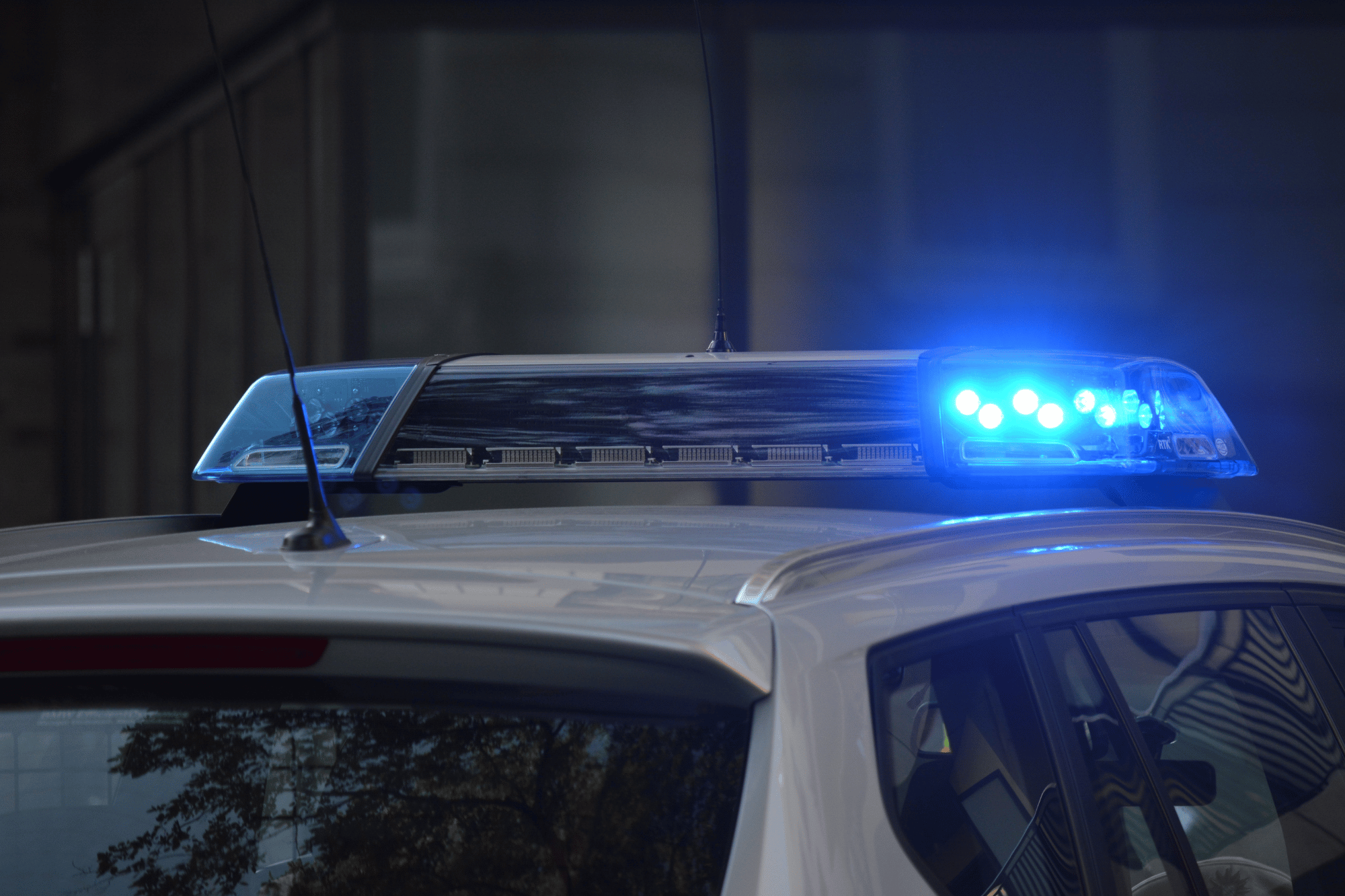 Auto della polizia con lampeggiante blu acceso