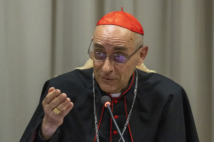 Il cardinale Víctor Manuel Fernández che parla