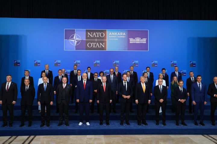 Foto di gruppo al Nato summit in Turchia