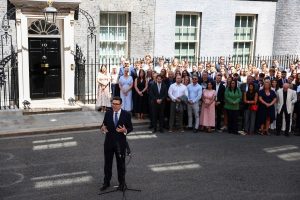 Il nuovo Primo Ministro britannico Andy Burnham pronuncia il suo primo discorso davanti al numero 10 di Downing Street, dopo essere stato incaricato dal re di formare il nuovo governo