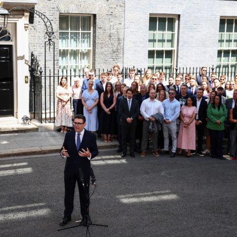 Il nuovo Primo Ministro britannico Andy Burnham pronuncia il suo primo discorso davanti al numero 10 di Downing Street, dopo essere stato incaricato dal re di formare il nuovo governo