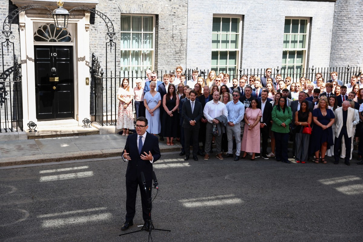 Il nuovo Primo Ministro britannico Andy Burnham pronuncia il suo primo discorso davanti al numero 10 di Downing Street, dopo essere stato incaricato dal re di formare il nuovo governo