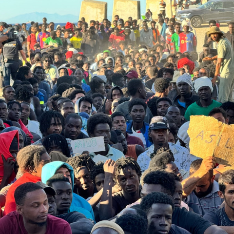 Migranti ammassati a Ceuta