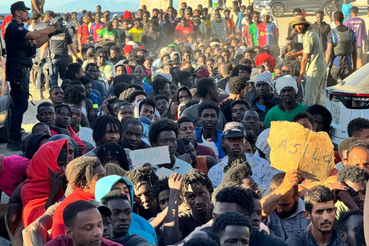 Migranti ammassati a Ceuta