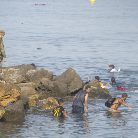 Polizia controlla migranti a Ceuta