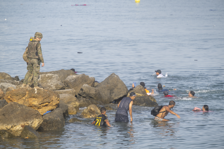 Polizia controlla migranti a Ceuta