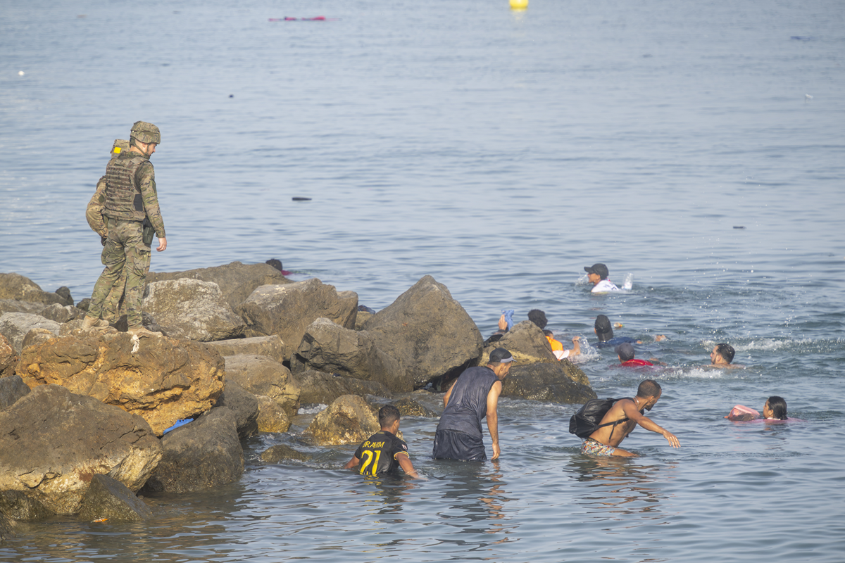 Polizia controlla migranti a Ceuta