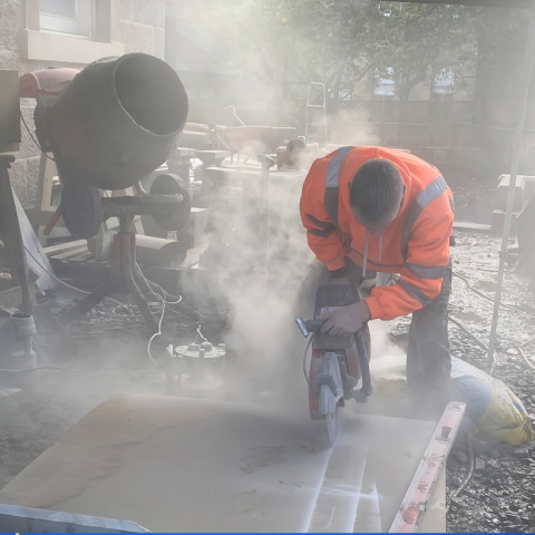 Uomo al lavoro in un cantiere