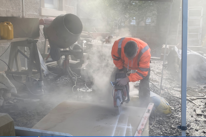 Uomo al lavoro in un cantiere