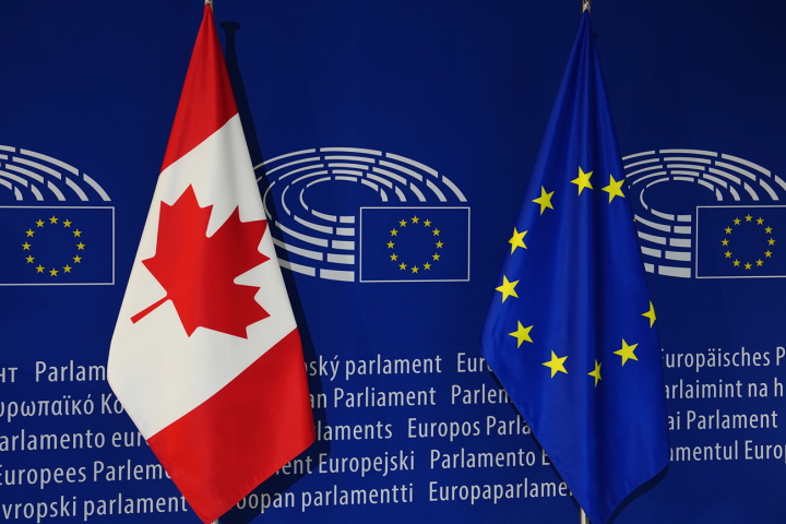 Bandiere dell'Ue e del Canada all'Europarlamento