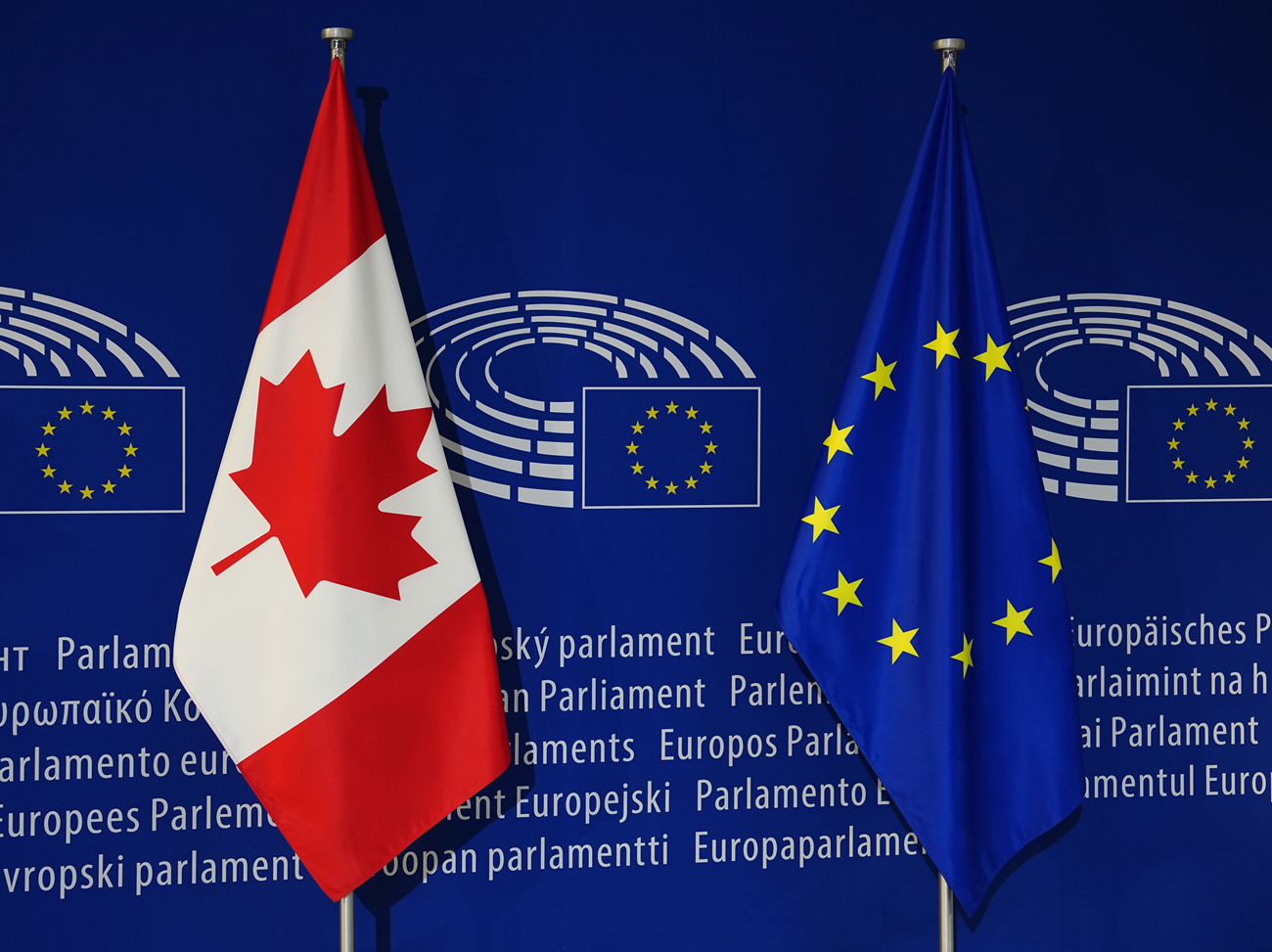 Bandiere dell'Ue e del Canada all'Europarlamento