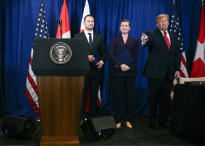 Donald Trump, la prima ministra danese Mette Frederiksen e il primo ministro della Groenlandia Jens-Frederik Nielsen firmano l'accordo sull'isola artica