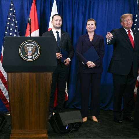 Donald Trump, la prima ministra danese Mette Frederiksen e il primo ministro della Groenlandia Jens-Frederik Nielsen firmano l'accordo sull'isola artica