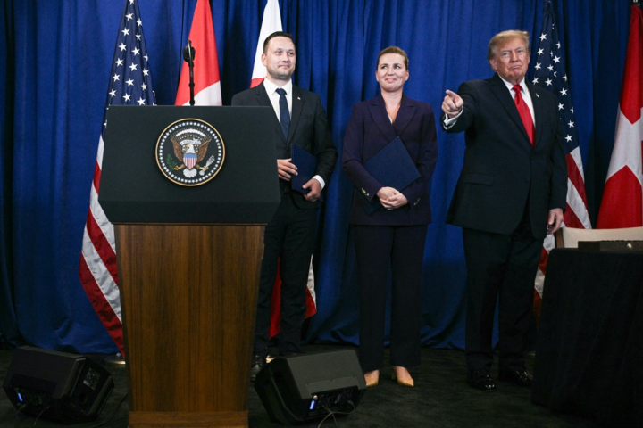 Donald Trump, la prima ministra danese Mette Frederiksen e il primo ministro della Groenlandia Jens-Frederik Nielsen firmano l'accordo sull'isola artica