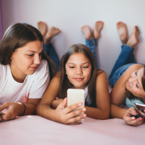 Ragazze che guardano lo smartphone