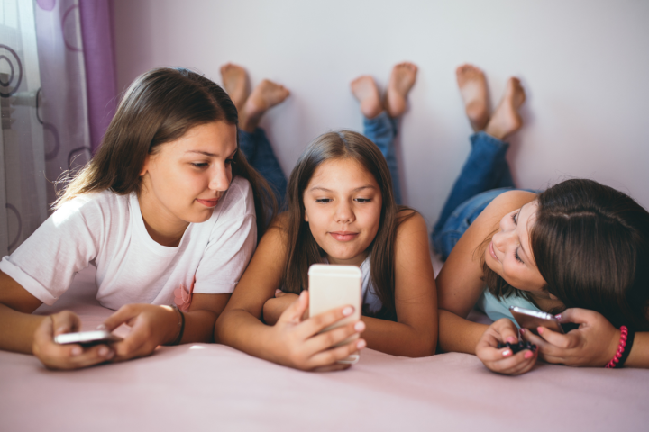 Ragazze che guardano lo smartphone