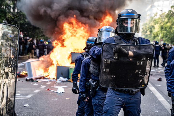 Polizia schierata durante le proteste in Francia