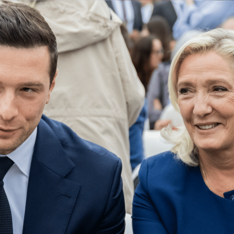 Jordan Bardella e Marine Le Pen ridono insieme