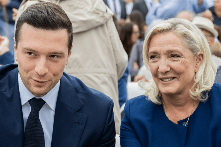 Jordan Bardella e Marine Le Pen ridono insieme