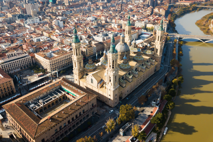 La città di Saragozza, in Spagna, vista dall'alto
