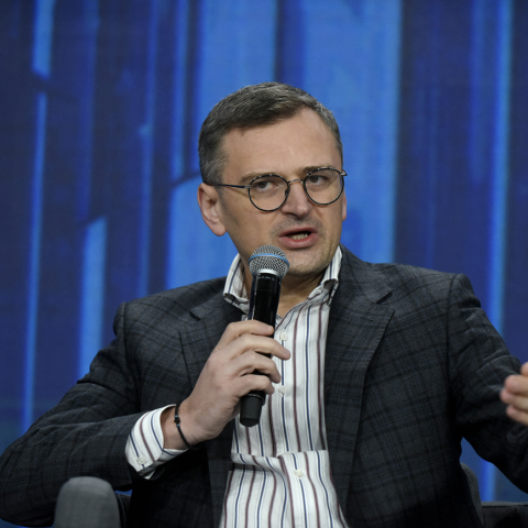 L'ex ministro degli Esteri ucraino Dmytro Kuleba parla al microfono