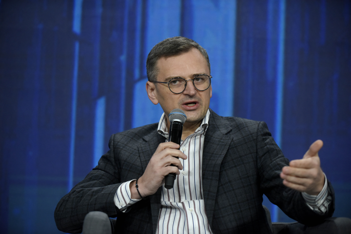 L'ex ministro degli Esteri ucraino Dmytro Kuleba parla al microfono