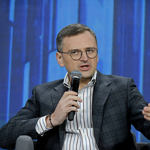 L'ex ministro degli Esteri ucraino Dmytro Kuleba parla al microfono