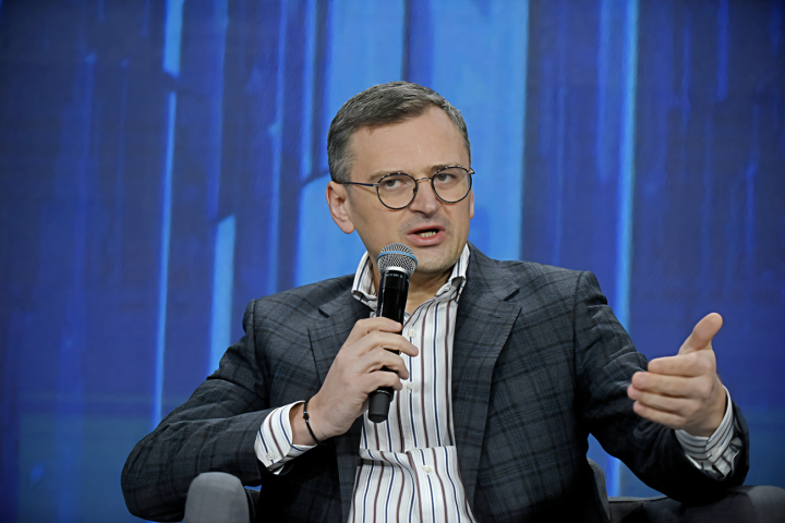 L'ex ministro degli Esteri ucraino Dmytro Kuleba parla al microfono