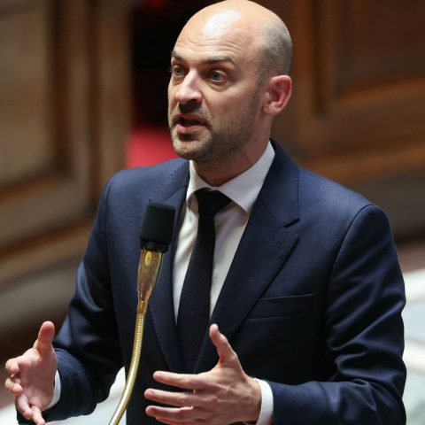 Il ministro degli Esteri francese Jean-Noel Barrot durante una sessione di interrogazioni al governo presso l'Assemblea nazionale francese a Parigi