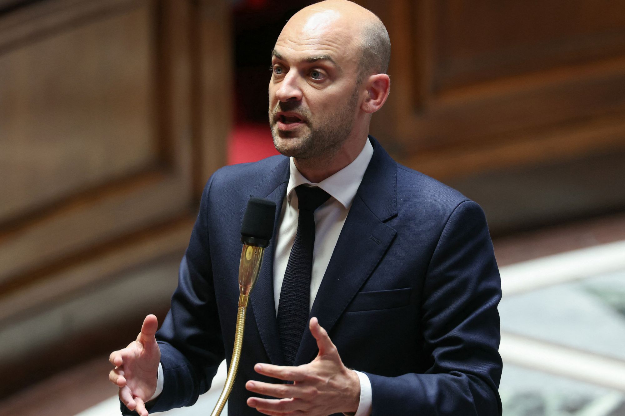 Il ministro degli Esteri francese Jean-Noel Barrot durante una sessione di interrogazioni al governo presso l'Assemblea nazionale francese a Parigi