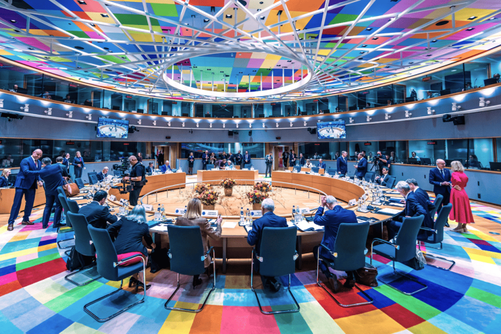 Capi di governo europei seduti al Consiglio Ue