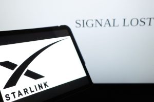 Logo di Starlink è visualizzato su un tablet