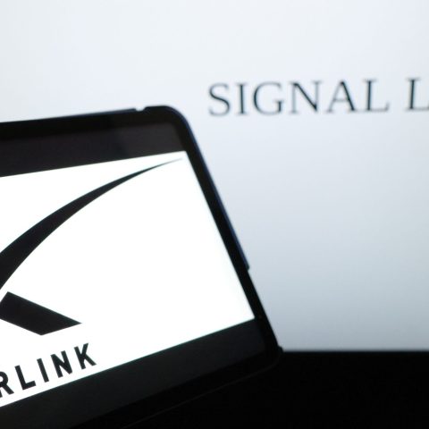 Logo di Starlink è visualizzato su un tablet