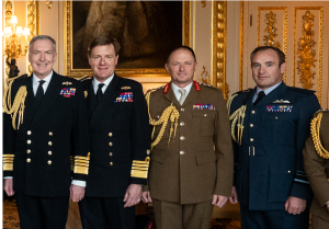 Il generale Sir Roly Walker, capo di Stato maggiore dell'esercito britannico, con altri membri delle forze armate