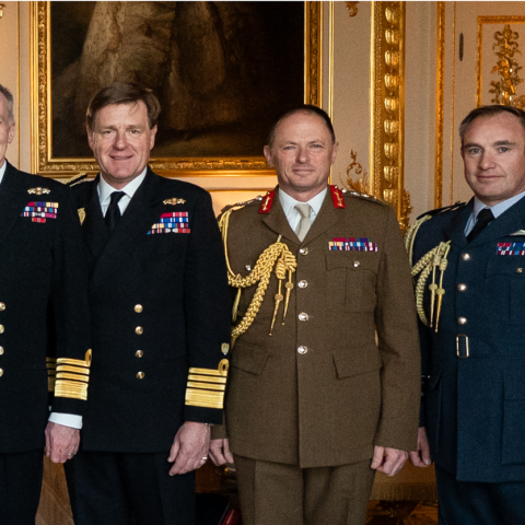 Il generale Sir Roly Walker, capo di Stato maggiore dell'esercito britannico, con altri membri delle forze armate