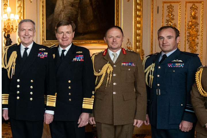 Il generale Sir Roly Walker, capo di Stato maggiore dell'esercito britannico, con altri membri delle forze armate