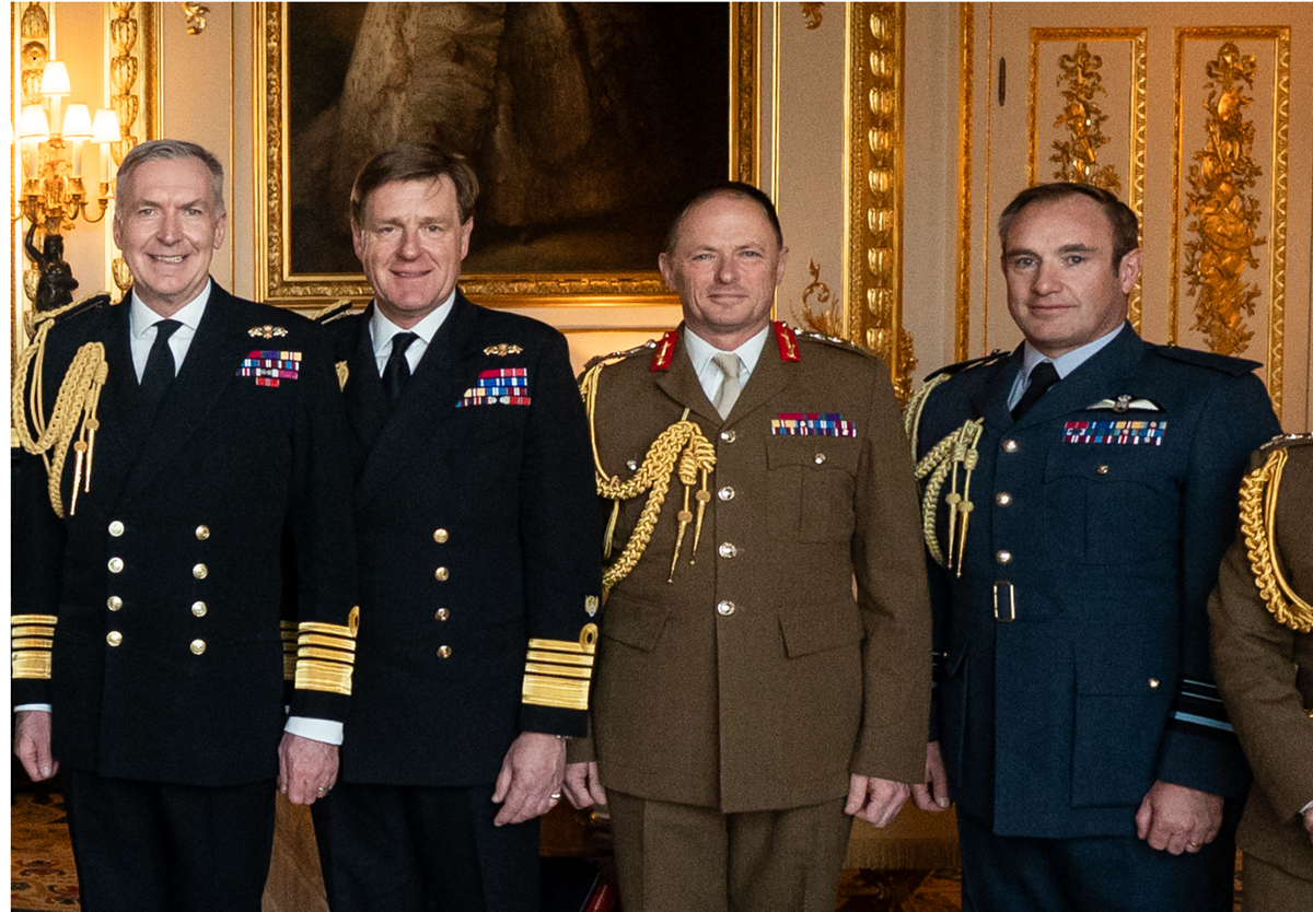Il generale Sir Roly Walker, capo di Stato maggiore dell'esercito britannico, con altri membri delle forze armate