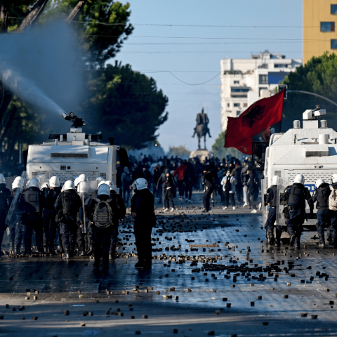 Scontri tra manifestanti e polizia a Tirana, in Albania: agenti antisommossa e mezzi con cannoni ad acqua durante le proteste contro il governo Rama