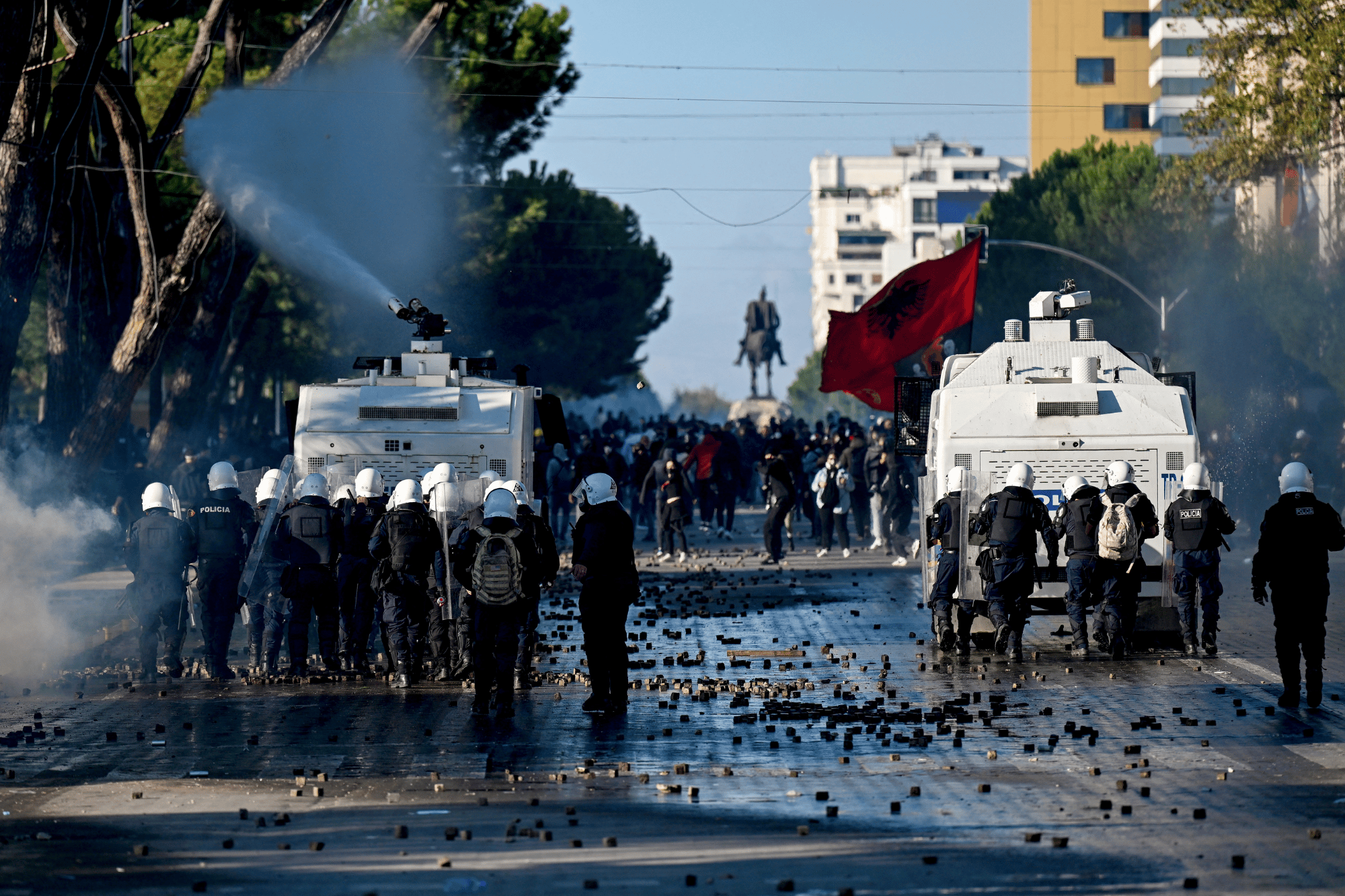 Scontri tra manifestanti e polizia a Tirana, in Albania: agenti antisommossa e mezzi con cannoni ad acqua durante le proteste contro il governo Rama