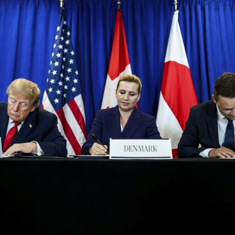 Il presidente Usa Donald Trump, la premier danese Mette Frederiksen e il primo ministro groenlandese Jens-Frederik Nielsen