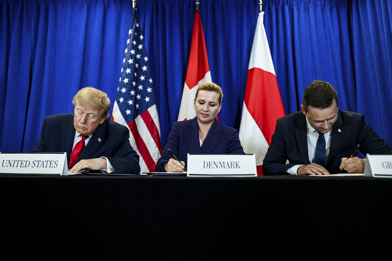 Il presidente Usa Donald Trump, la premier danese Mette Frederiksen e il primo ministro groenlandese Jens-Frederik Nielsen